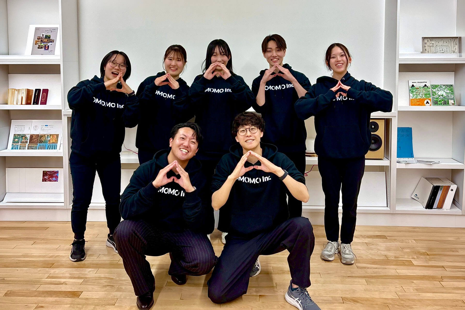 オモ謎を運営する株式会社OMOMOのスタッフ集合写真